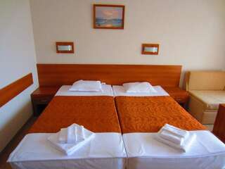 Отель Hotel Liani - All Inclusive Солнечный Берег Двухместный номер с 1 кроватью или 2 отдельными кроватями и балконом (для 2 взрослых и 1 ребенка)-1