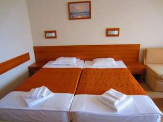 Отель Hotel Liani - All Inclusive Солнечный Берег Двухместный номер с 1 кроватью или 2 отдельными кроватями и балконом (для 2 взрослых и 1 ребенка)-2