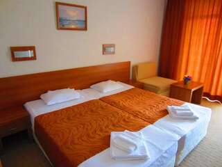 Отель Hotel Liani - All Inclusive Солнечный Берег Двухместный номер с 1 кроватью или 2 отдельными кроватями и балконом (для 2 взрослых и 1 ребенка)-3